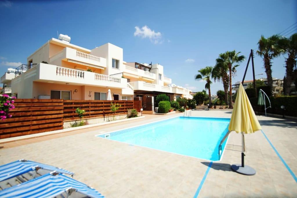 Central Pool-Side 2 Bedroom Apartment In Paphos Buitenkant foto