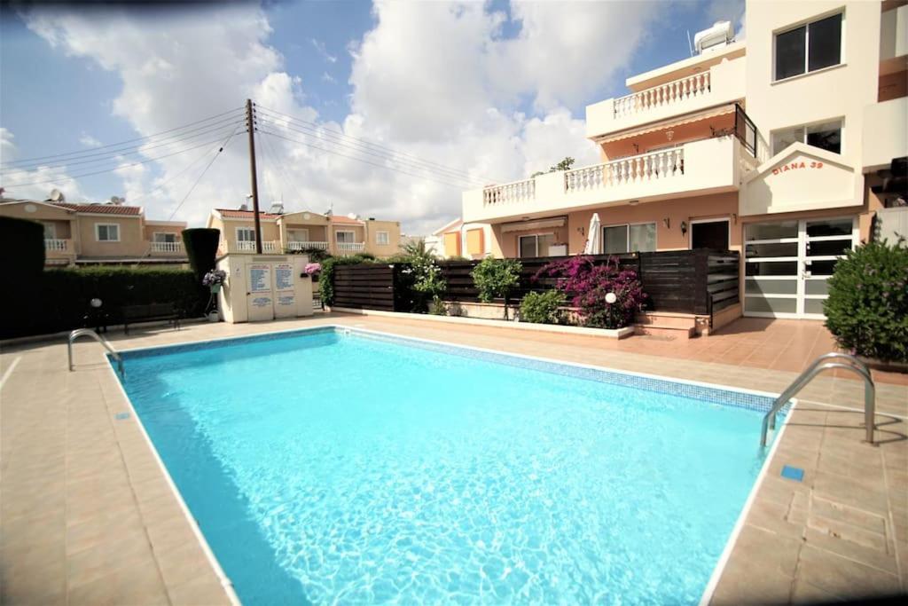 Central Pool-Side 2 Bedroom Apartment In Paphos Buitenkant foto