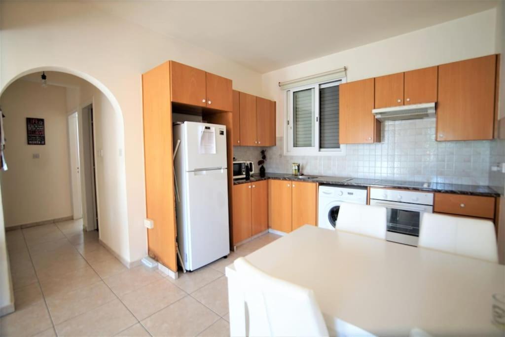Central Pool-Side 2 Bedroom Apartment In Paphos Buitenkant foto