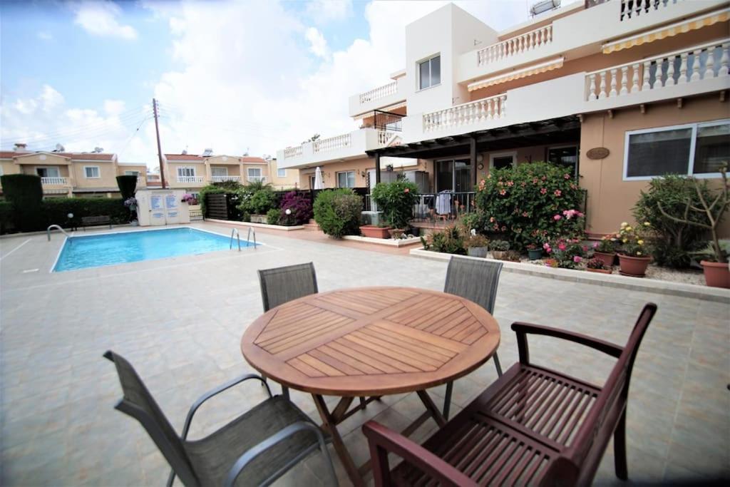 Central Pool-Side 2 Bedroom Apartment In Paphos Buitenkant foto