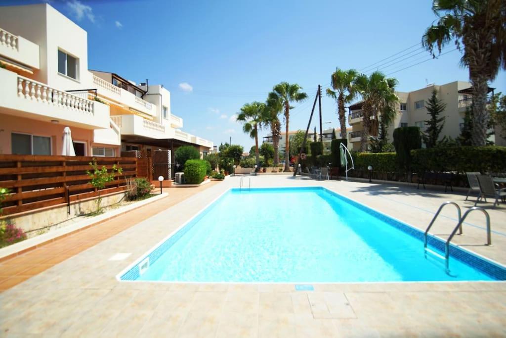 Central Pool-Side 2 Bedroom Apartment In Paphos Buitenkant foto