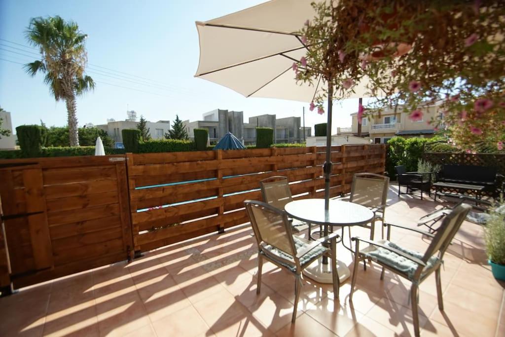 Central Pool-Side 2 Bedroom Apartment In Paphos Buitenkant foto