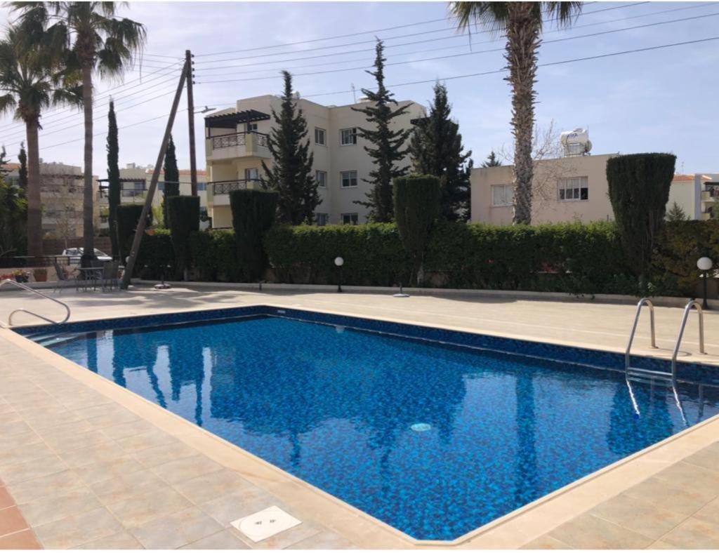 Central Pool-Side 2 Bedroom Apartment In Paphos Buitenkant foto