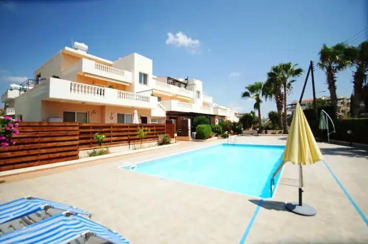Central Pool-Side 2 Bedroom Apartment In Paphos Buitenkant foto