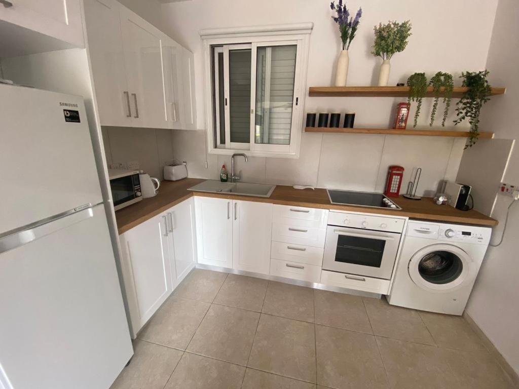 Central Pool-Side 2 Bedroom Apartment In Paphos Buitenkant foto