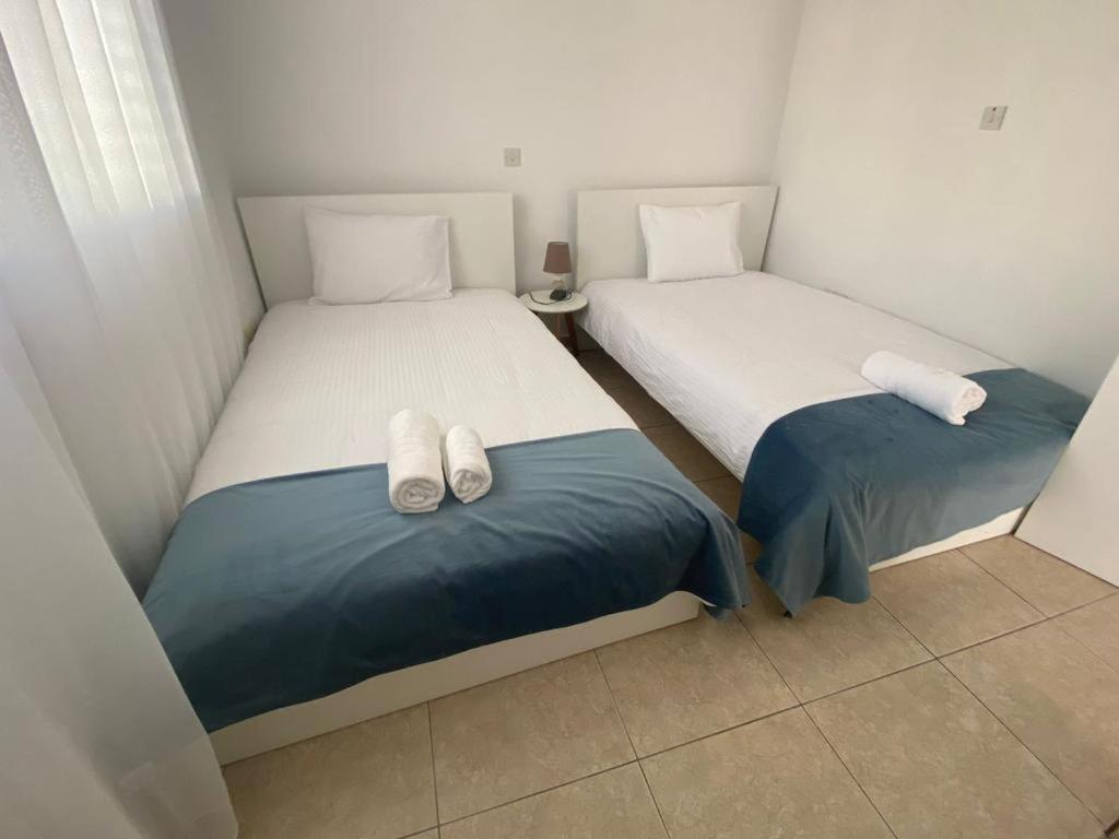 Central Pool-Side 2 Bedroom Apartment In Paphos Buitenkant foto