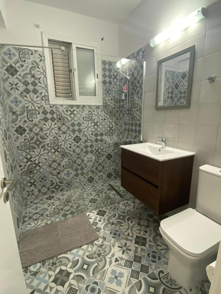 Central Pool-Side 2 Bedroom Apartment In Paphos Buitenkant foto