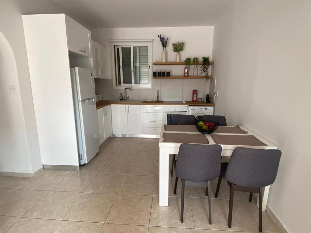 Central Pool-Side 2 Bedroom Apartment In Paphos Buitenkant foto